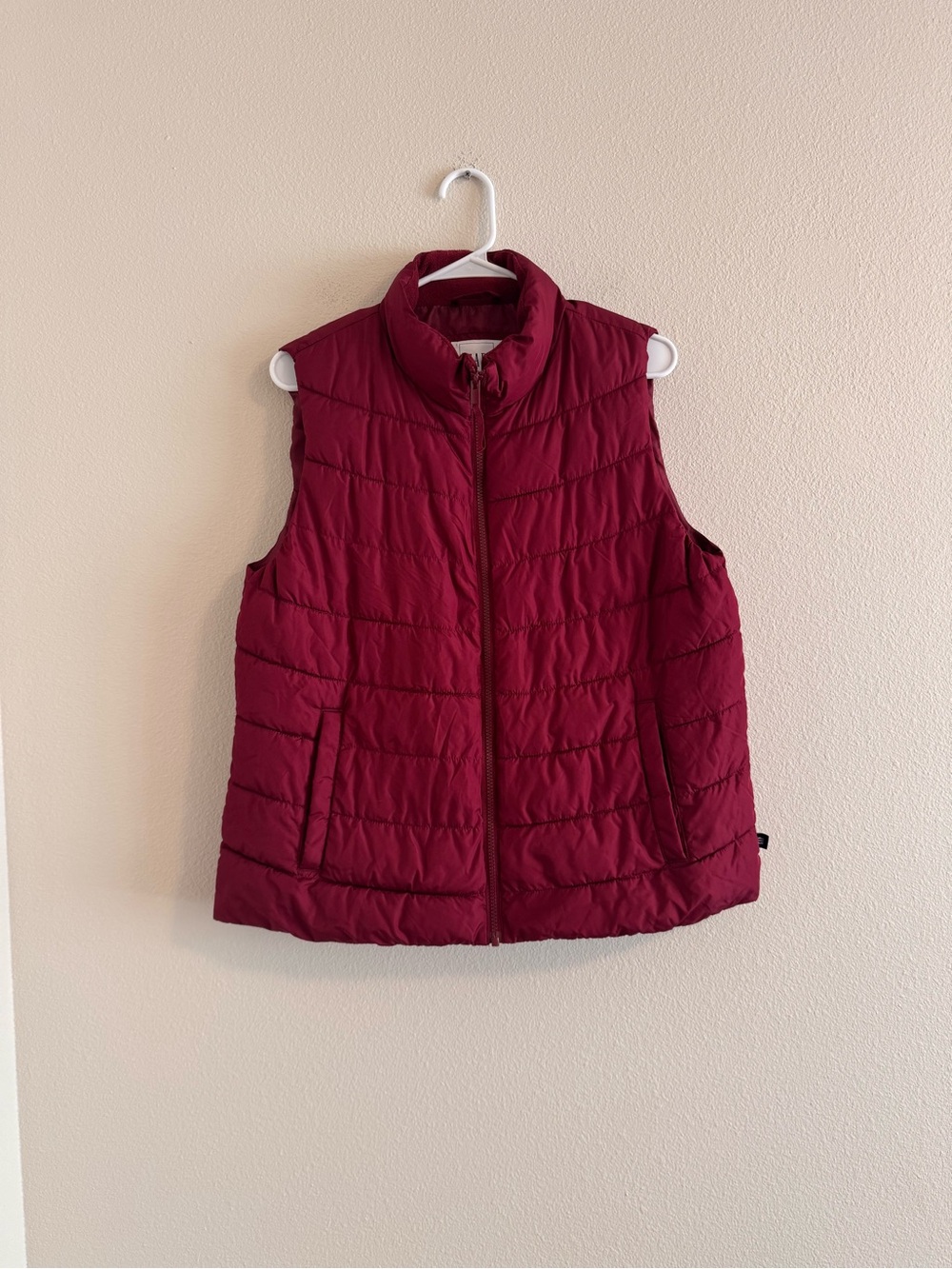 GAP Women's Quilted Puffer Vest - Wine